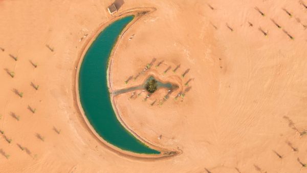 بحيرة على شكل هلال