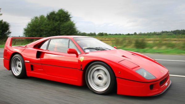 احتراق فيراري F40 نادرة في اليابان