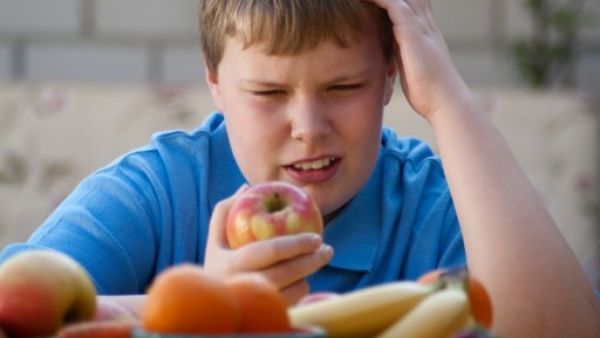 تجنُّب تناول الطعام عند مشاهدة التلفاز أو استخدام الأجهزة الإلكترونية