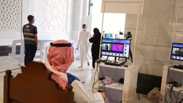فحص المعتمرين والزائرين حراريًا بالمسجد الحرام