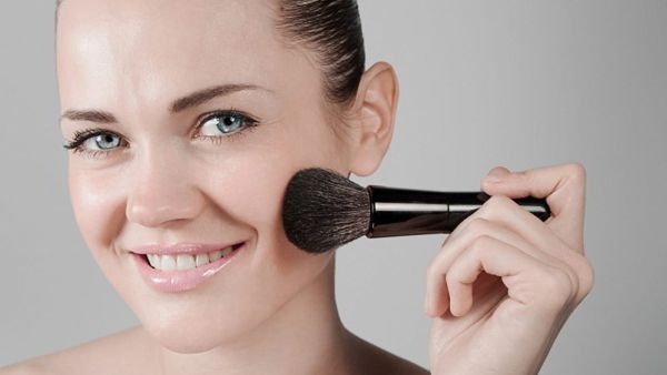 إذا كنت من النساء اللواتي يملن إلى الإطلالة الطبيعية، ولا تحبّين الألوان الزاهية أو الجريئة إذا كنت من النساء اللواتي يملن إلى الإطلالة الطبيعية، ولا تحبّين الألوان الزاهية أو الجريئة