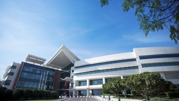 تتشكل لجنة التحكيم من خمسة خبراء وأطباء من مستشفى سبيتار والاتحاد الدولي للطب الرياضي من ذوي الخبرة، الذين يقومون بتقييم العروض التقديمية بشكل مستقل وفق ضوابط ومعايير محددة. سبيتار يقدم جوائز للباحثين الشباب خلال المؤتمر الـ36 للاتحاد الدولي للطب الرياضي