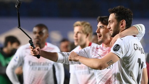 Hakan Calhanoglu (R) and Brahim Diaz take a selfie after securing Champions League spot (Photo: AFP)