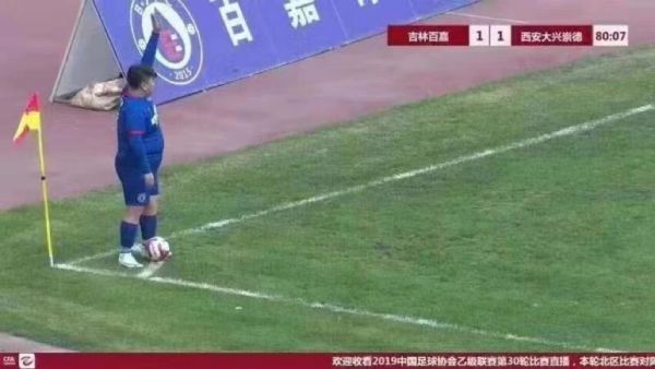 رجل أعمال صيني يشتري نادي كرة قدم ويشترط وضع ابنه بالتشكيلة