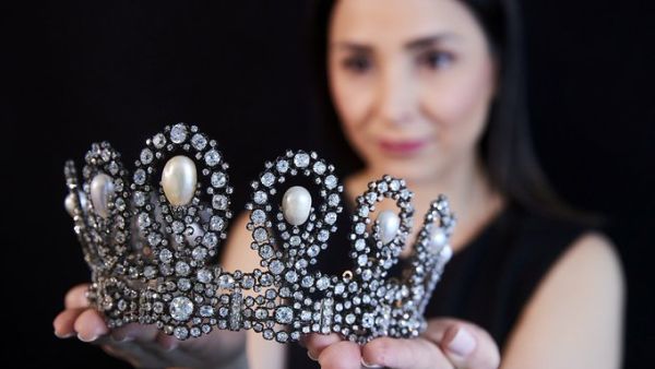 Italian tiara