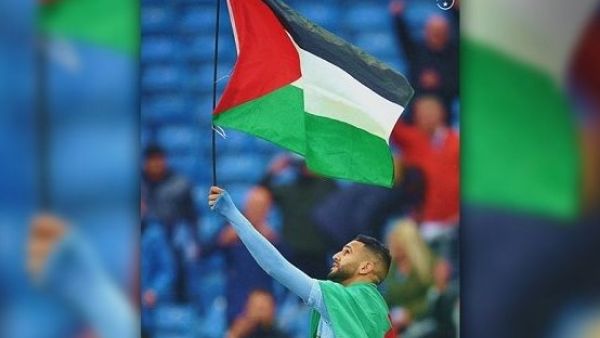 محرز يرفع علم فلسطين