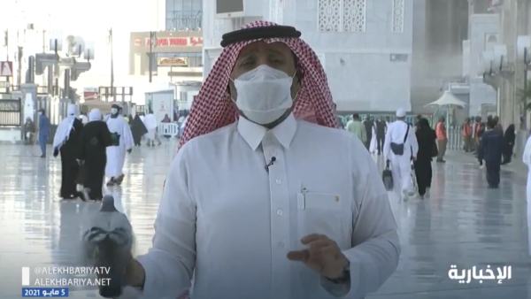 حمامة حطّت على يد مراسل قناة الإخبارية في الحرم المكي