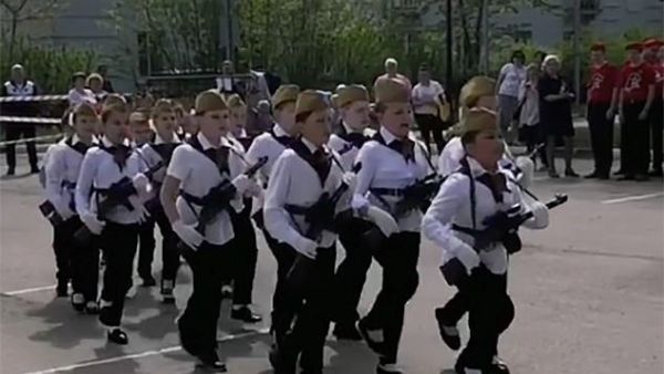 Russian children carry toy guns