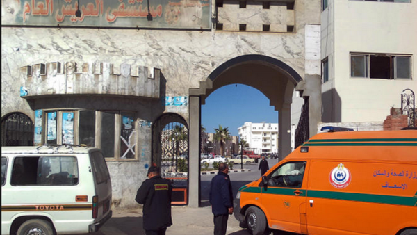 علاج جرحى فلسطينيين في مستشفى العريش