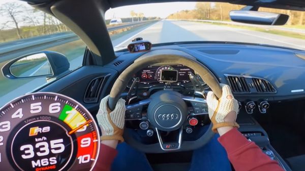 أودي R8 تصل سرعة 335 كم/س على أوتوبان