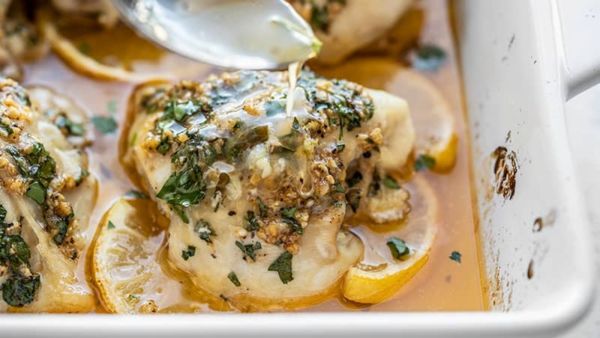 صوص الدجاج بالزبدة والثوم 