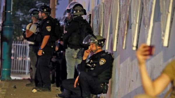 تشهد مدينة اللد، القريبة من تل أبيب، اشتباكات عنيفة