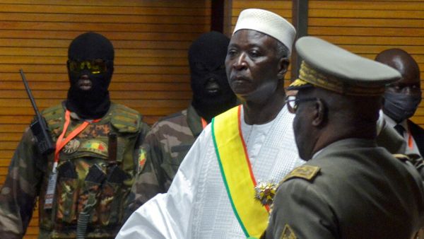 الإفراج عن الرئيس الانتقالي في مالي، باه ندوا