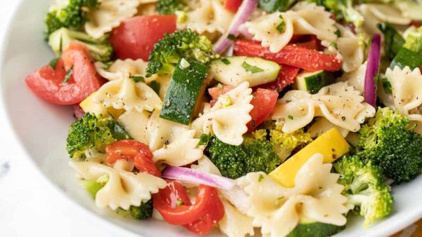 سلطة الباستا بالخضروات الصيفية