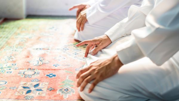 Muslim men praying 