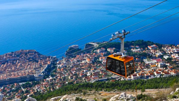A cable car fell near a mountain summit in the Piedmont.
