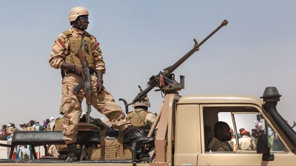 Human Rights Watch urged the new administration to investigate 18 serious allegations of abuses by armed Islamist groups and government security forces in the border regions of Tillabéri and Tahoua since October 2019. Human Rights Watch found that the security forces were allegedly responsible for at least 185 of the 496 deaths reported.