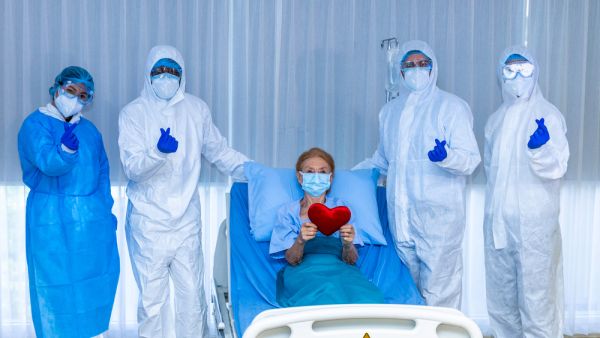 Medical team give mental support to recovered female patient