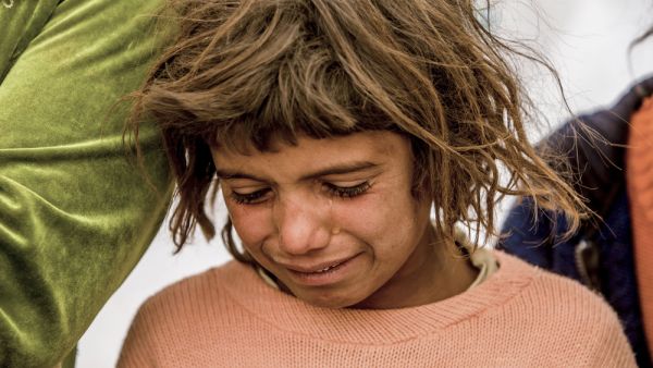 Syrian refugees who escaped from Kobane walking on Turkey-Syria border