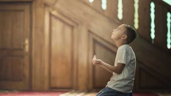 little boy prays to God