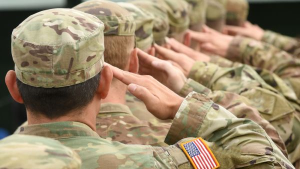 US soldiers salute