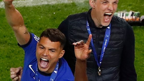 Thiago Silva (L) celebrates winning the UEFA Champions League trophy with coach Thomas Tuchel (Photo: AFP)