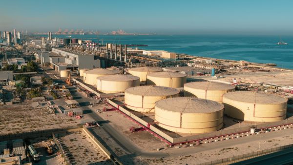 محطة تحلية المياه التي تعمل بالطاقة الشمسية الكبرى من نوعها، وتبلغ قدرتها الإنتاجية مليوني قارورة بسعة 330 ملم سنوياً