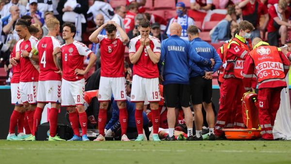 لاعبو الدنمارك يلتفون حول إريكسن