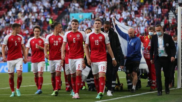 إريكسن يغادر الملعب على نقالة