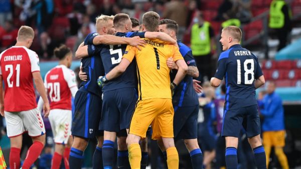 لاعبو فنلندا يحتفلون بالفوز