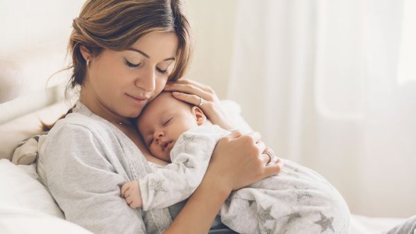 للأم الجديدة.. أفضل أوضاع الرضاعة