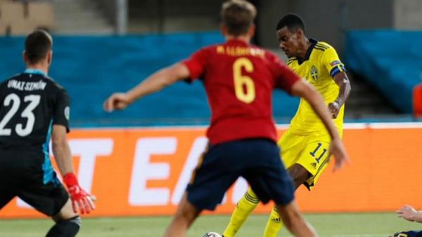 إيساك يهدر هدفاً محققاً للسويد