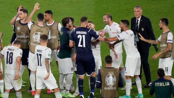 لاعبو إيطاليا يحتفلون بالفوز الكبير