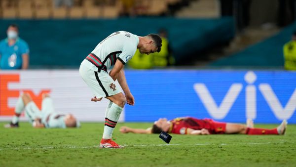 رونالدو يرمي شارة قيادة البرتغال أرضاً