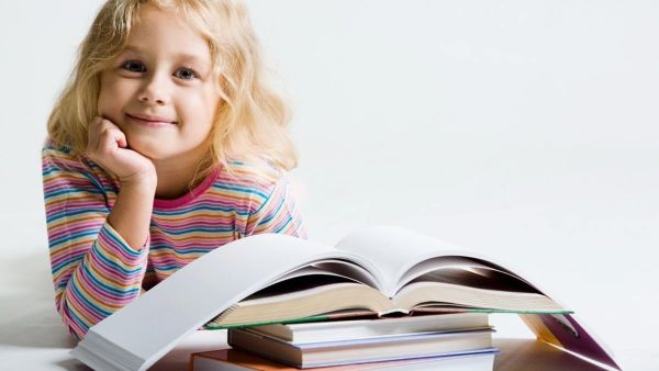 اسألي عن الواجبات والاختبارات والنشاطات المدرسية ، وشجعي طفلك وتحققي من أداءه للواجب المنزلي.