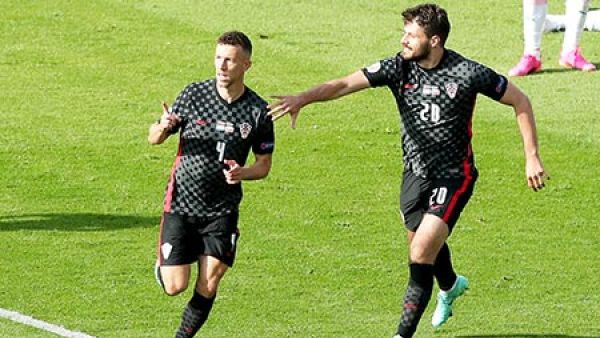 بيريشيتش (يسار) ينقذ كرواتيا