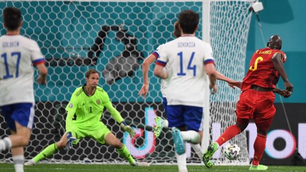 لوكاكو (يمين) يسجل هدف بلجيكا الثالث