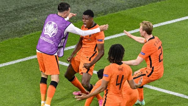 فوز مثير للهولنديين