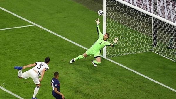 هوميلز يسجل بالخطأ في شباك فريقه