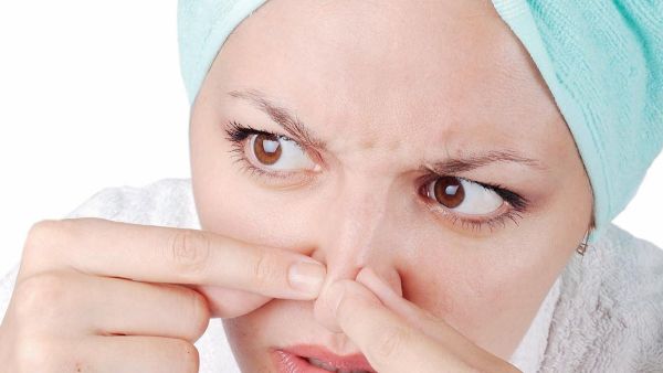 من المشكلات التي تؤرق الكثيرات من الرؤوس البيضاء والسوداء التي تجعل البشرة مليئة