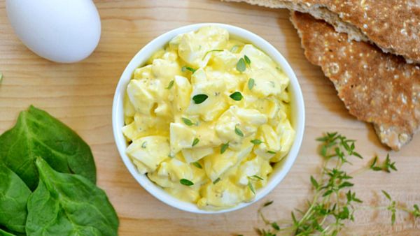 سلطة البيض بالأعشاب والليمون