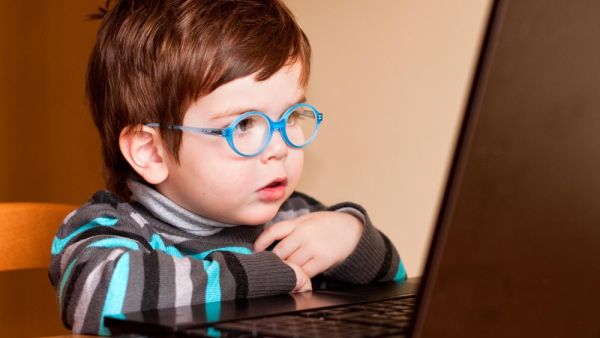 تحدثي مع أطفالك عن بقاء المعلومات والصور وما شابه على الإنترنت لبقية حياتهم