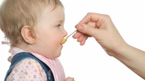 يعتبر سحق الأقراص من أسهل الخيارات لمنح طفلك الدواء دون مقاومة