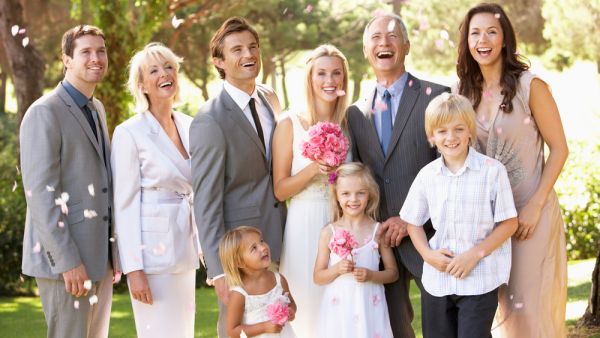 اختاري فستان باللون المعدني بدرجاته وصيحاته المختلفة اختاري فستان باللون المعدني بدرجاته وصيحاته المختلفة