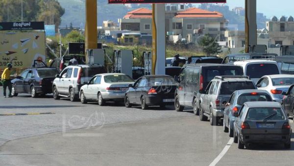 لبنان يشهد طوابير سيارات أمام محطات الوقود واحتجاجات على تدهور العملة