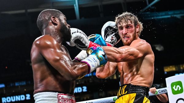 Former world welterweight king Floyd Mayweather (L) and YouTube personality Logan Paul (R) fight in an eight-round exhibition bout at Hard Rock Stadium in Miami, Florida (Photo: AFP)