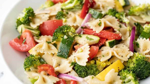 سلطة الباستا بالخضروات الصيفية