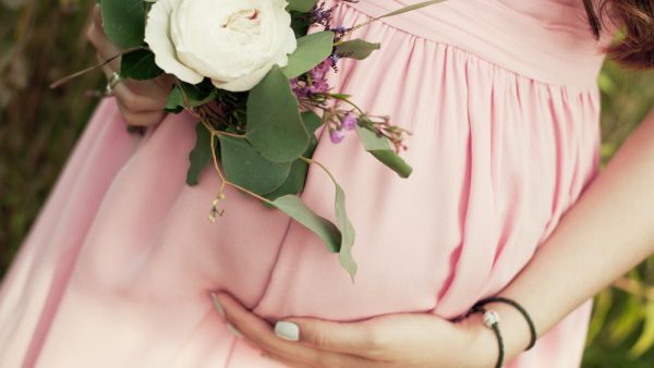 Pregnat woman with folowers