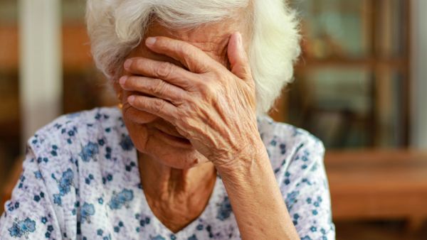 woman with white hair shows signs of memory impairment
