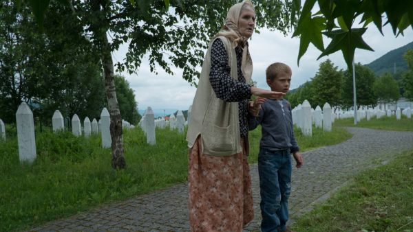 Woman, granddaughter search for her father’s grave in the cemetery